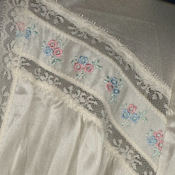 Qayonara II by Kayser Elegant White Floor Length LS Robe - Picture 8 of 16